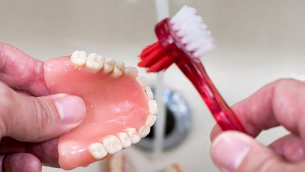 مسواک دندان مصنوعی