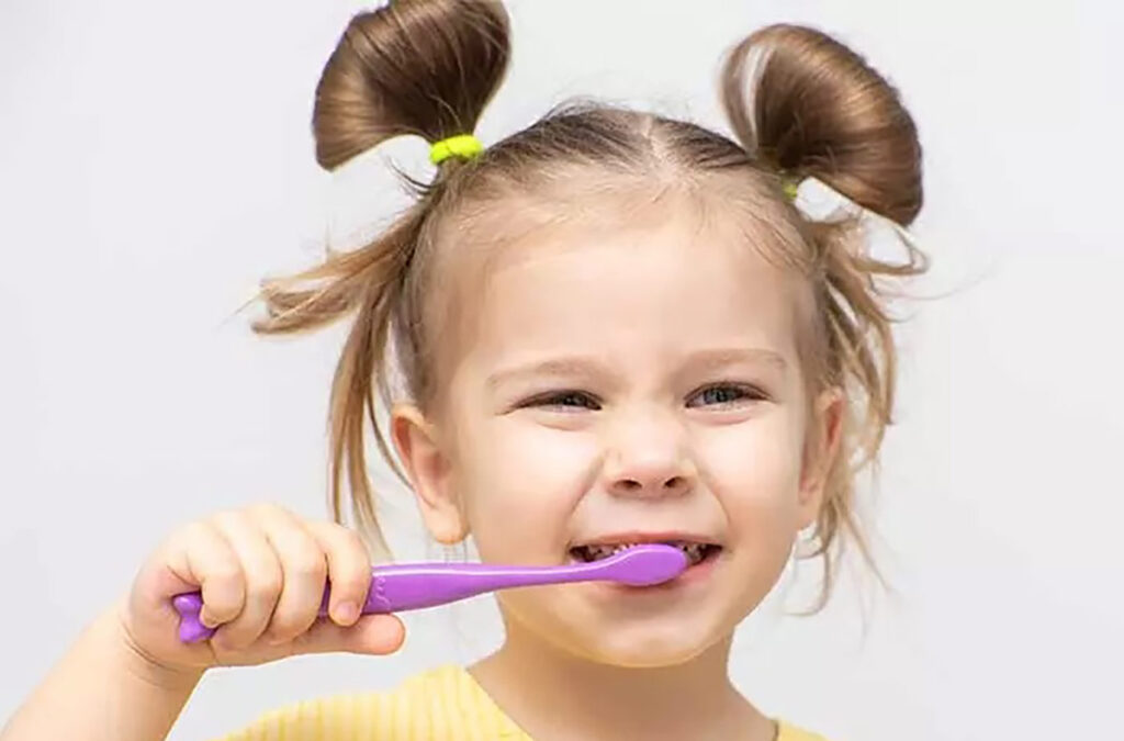 مراقبت از دندان کودک با مسواک زدن