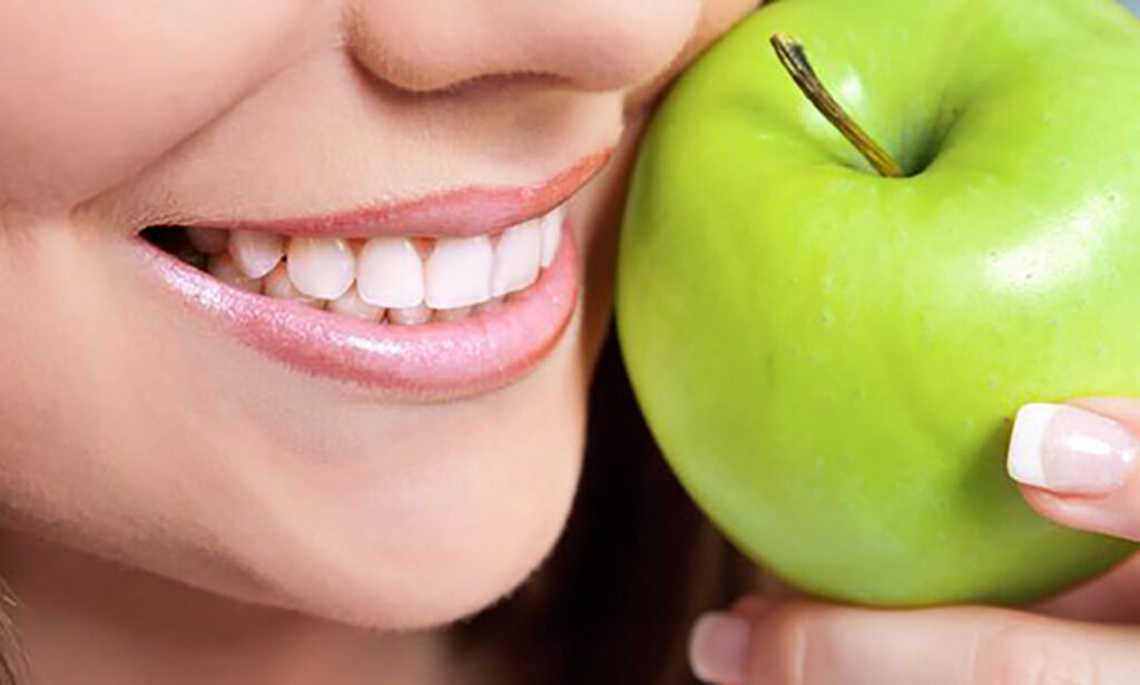 خوردن میوه و سبزیجات برای از بین بردن بوی بد دهان